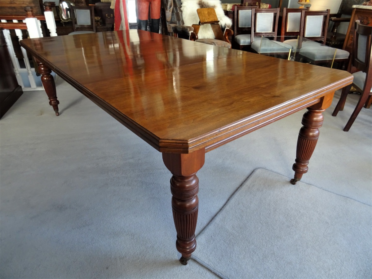 A Large Victorian Extending Wind out Walnut Dining Table (16).JPG